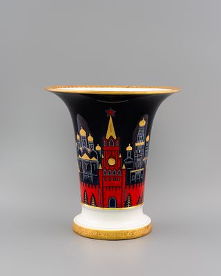Ваза с изображением панорамы Московского Кремля. ЛФЗ, 1970-е годы. 
Фарфор, подглазурное крытьë 