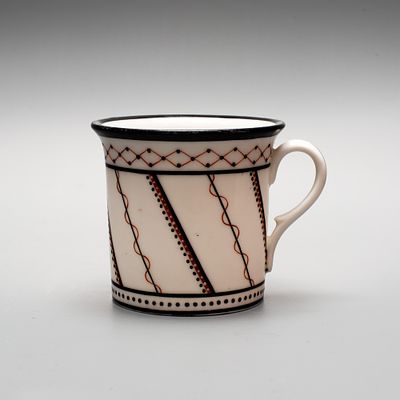 Кофейная чашка с геометрической росписью. ЛФЗ, 1918 год. 
Фарфор, надглазурная роспись (по 