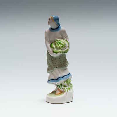 Скульптура «Женщина с капустой» («Сбор овощей»). ЛФЗ, конец 1930-х годов. 
Фарфор, надглазурная 