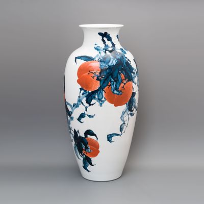 Большая авторская ваза «Персики на ветках». Мастер: Сюй Бин (1967 г/р). 
Китай, начало 21 века. 