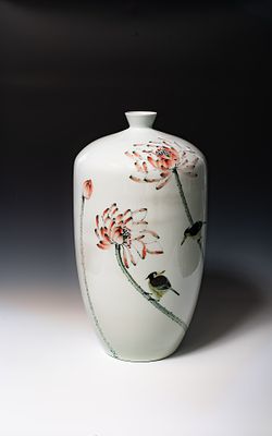 Большая авторская ваза «Цветы лотоса и пара зимородков». Мастер: Сюй Бин (1976 г/р). 
Китай 