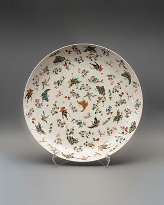 Большое блюдо «Бабочки». Китай, 1970-е годы. 
Фарфор, надглазурная роспись эмалями. 
Диаметр: 