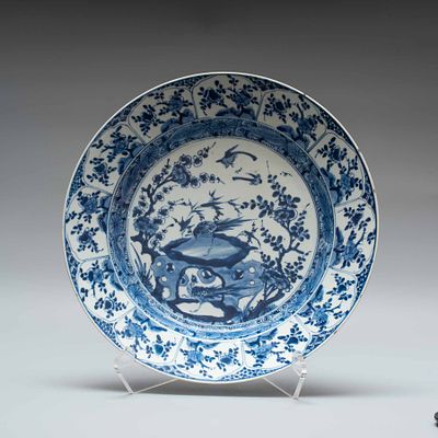 Большое раннее декоративное блюдо. Китай, период Канси (1662-1721). 
Фарфор, подглазурная 