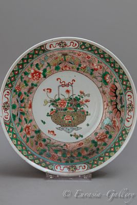 Большое декоративное блюдо «Цветы в корзине». Китай, 19 век. 
Фарфор, надглазурная роспись 