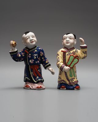 Скульптуры парные «Китайские мальчики карако».
. Китай, период Гуансюй (1875-1908). 
Фарфор 