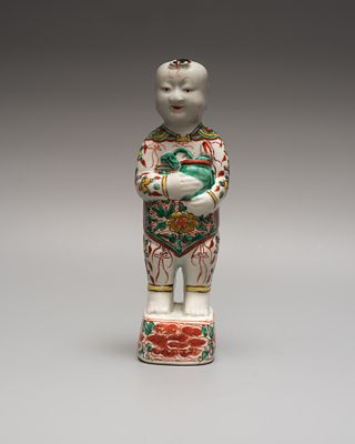 Ранняя и редкая скульптура «Мальчик-карако с вазой». Китай, конец 17- начало 18 века. 
Фарфор 