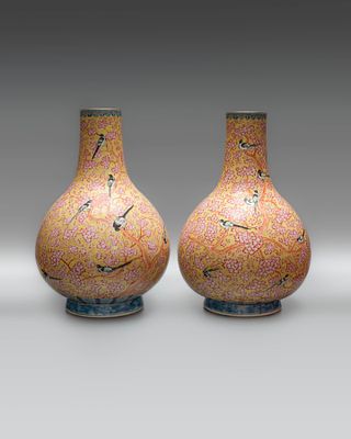 Парные вазы с изображением сорок на сливе. Китай, середина – вторая половина 20 века. 
Фарфор 