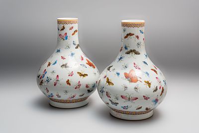 Парные вазы «Бабочки». Китай, начало 20 века. 
Фарфор, надглазурная роспись эмалями, железной 