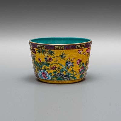 Декоративная чаша «Цветы». Китай, 20 век. 
Фарфор, надглазурная роспись эмалями. 
Диаметр: 16 