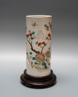 Высокая ваза с прорезями «Цветы». Китай, период Тунчжи (1861-1875). 
Фарфор, надглазурная 