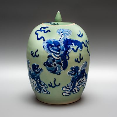 Ваза с крышкой «Три льва шицзы». Китай, 1900-е годы. 
Фарфор, подглазурная роспись кобальтом 