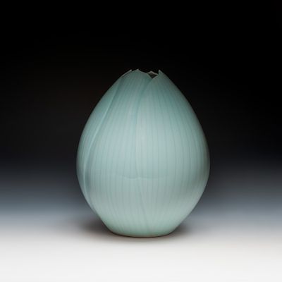 Изысканная ваза в виде бутона лотоса. Китай, 21 век. 
Фарфор, резьба по тесту, глазурь. 