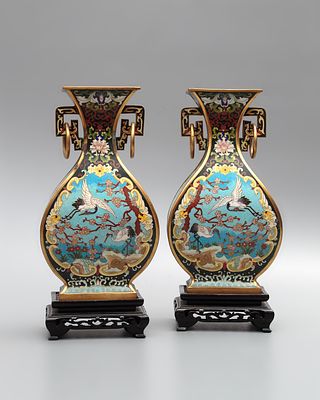 Изысканные парные вазы «Пара журавлей». Китай, 1920-1940-е годы. 
Металл, перегородчатая эмаль 