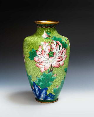 Высокая яркая ваза «Хризантемы и бабочка». Китай, 1940-1950-е годы. 
Металл, перегородчатая 