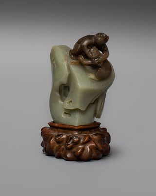 Настольная композиция «Две обезьяны на скале». Китай, период Цин (1644–1911). 
Нефрит, резьба 