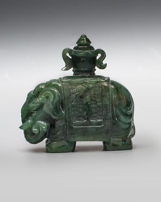 Изящная нефритовая фигурка слона с вазой. Китай, рубеж 19-20 века. 
Природный нефрит, резьба 