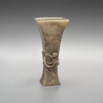 Изысканная нефритовая ваза с архаическими драконами. Китай, конец 18-начало 19 века. 
Нефрит 