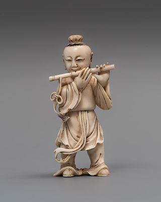 Фигура (окимоно) «Музицирующий карако». Китай, 1920-1930-е годы. 
Слоновая кость, резьба 