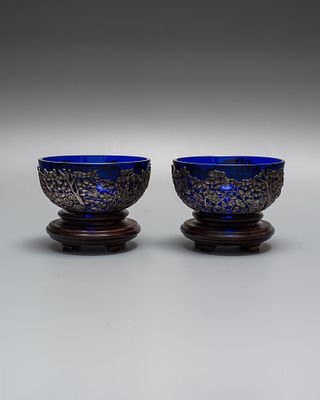Изысканные парные чаши в серебряной ажурной оправе. Китай, 1900-е годы. 
Кобальтовое стекло 