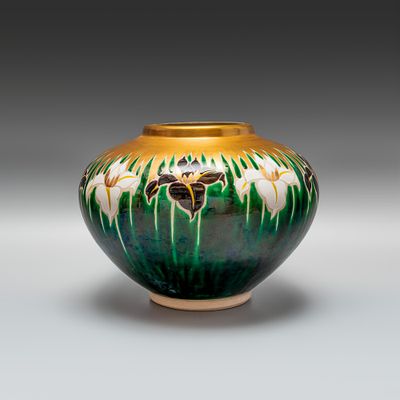 Ваза &laquo;Цветущие ирисы&raquo;. Япония, начало 80-х гг. 20 века. 
Фарфор, надглазурная роспись эмалями и 