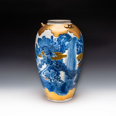 Ваза &laquo;В золотых облаках&raquo;. Япония, мастер/мастерская Мацуяма, кон.20 – нач.21 века. 
Фарфор 