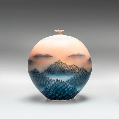 Большая ваза &laquo;Розовый рассвет над лесом&raquo;. Мастер: Фудзии Сюмэй (1936-2017). 
Япония, 20 век. 