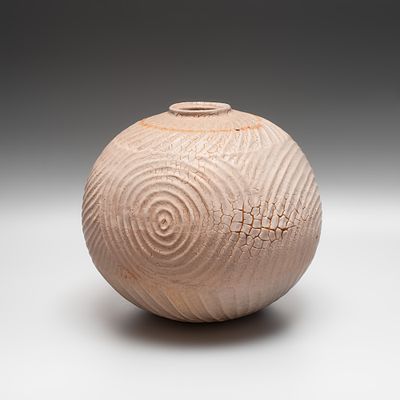 Ваза "Облака". Япония, ХХ - начало XXI века. 
Светлая керамическая масса, глазурь. 
Высота: 27 