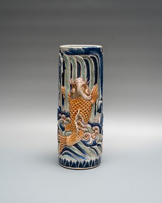 Эстетская ваза "Карп, поднимающийся по водопаду". Япония, период Тайс&euml; (1912-1926). 
Фарфор 