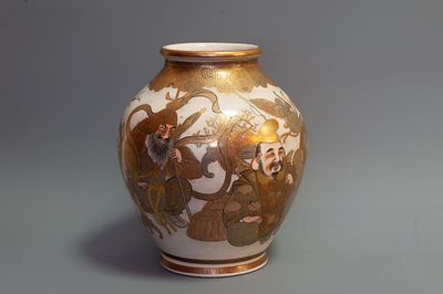 Ваза &laquo;Семь богов счастья&raquo;. Япония, начало 20 века. 
Фарфор, надглазурная роспись эмалями 