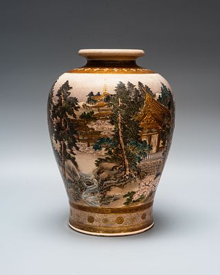 Ваза &laquo;Праздник в древнем храме&raquo;. Мастер: Банко̄дзан. 
Япония, 1890-1900-e годы. 
Светлая 