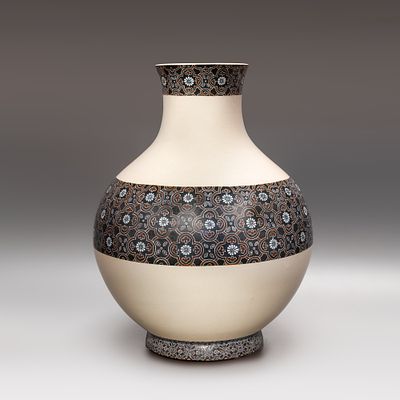 Изысканная ваза &laquo;Цветочная геометрия&raquo;. Япония, 1920-1930-е годы. 
Фарфор, глазурь, надглазурная 