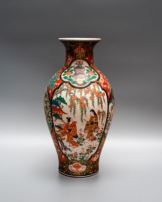 Большая эстетская ваза в стиле Моронобу. Япония, начало 20 века. 
Фарфор, надглазурная роспись 