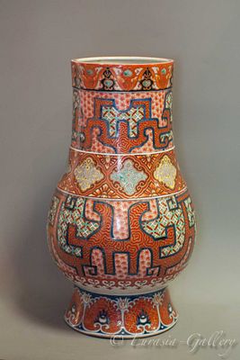 Авторская ваза с изображением архаических орнаментов. Япония, период Мэйдзи (1868-1912). 