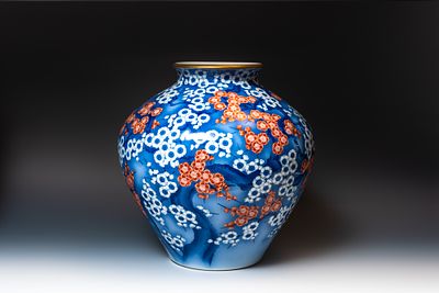 Ваза с изображением цветов сливы. Япония, середина 20 века. 
Фарфор, подглазурная роспись 