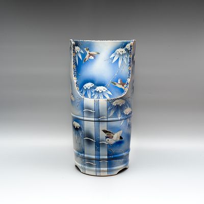 Большая ваза &laquo;Бамбук и воробьи&raquo;. Япония, период Тайс&euml; (1912-1926). 
Фарфор, подглазурная 