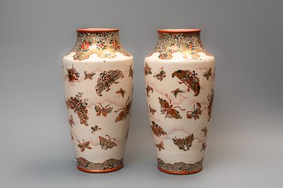 Нарядные высокие парные вазы "Бабочки". Япония, начало 20 века. 
Фарфор, надглазурная роспись 