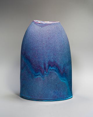 Плоская ваза "Фламбэ". Мастер: Моримото. 
Япония, 1970-1980-е годы. 
Фарфор, глазурь. 
