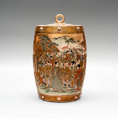 Сосуд с крышкой. Япония, период Мэйдзи (1868-1912). 
Фарфор, роспись эмалями, железными 