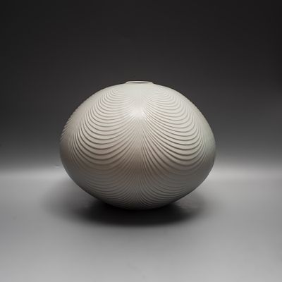 Ваза &laquo;Фантазия шести лепестков&raquo;. Мастер: Сюмэй Фудзии (1936-2017). 
Япония, ХХ век. 
Фарфор; 