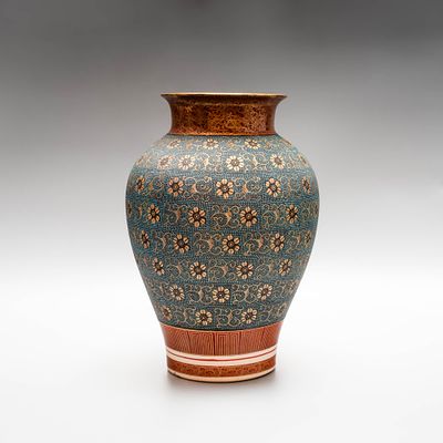 Ваза с круговым цветочным декором. Япония, 20 век. 
Фарфор, роспись, объ&euml;мное капельное 