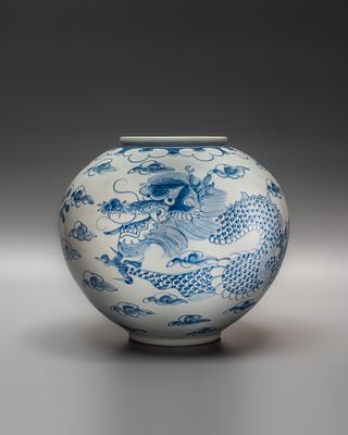 Авторская ваза &laquo;Дракон в облаках&raquo;. Мастер: Сондан. 
Корея, начало 21 века. 
Фарфор 