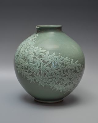 Авторская ваза &laquo;Кленовые листья&raquo;. Мастер: Пак Бёнгхо. 
Корея, 2020-е годы. 
Фарфор, формовка 