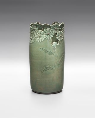 Авторская ваза &laquo;Хризантемы&raquo;. Мастер: Пак Бёнгхо. 
Корея, начало 21 века. 
Фарфор, формовка 