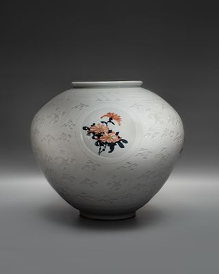 Ваза &laquo;Четыре благородных растения&raquo;. Корея, начало XXI века. 
Фарфор, глазурь; резьба, роспись 