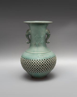 ВАЗА С АЖУРНЫМ ДЕКОРОМ И ИЗОБРАЖЕНИЕМ ЖУРАВЛЕЙ. Мастер: Удзё. 
Южная Корея, 2-я половина 20 