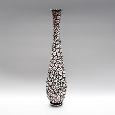 Высокая ваза с изображением цветов сливы. Иран (под Китай), 1940е годы. 
Керамика, надглазурная 
