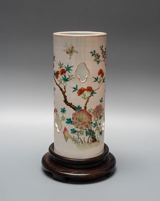 Цилиндрическая ваза &laquo;Цветы четырех сезонов&raquo;. Китай, период Тунчжи (1861-1875). 
Фарфор 