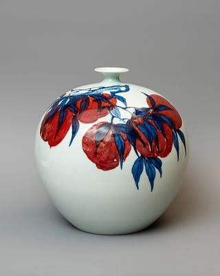 Авторская ваза &laquo;Персики&raquo;. Китай, 2018 год. 
Фарфор, подглазурная роспись кобальтом и медной 