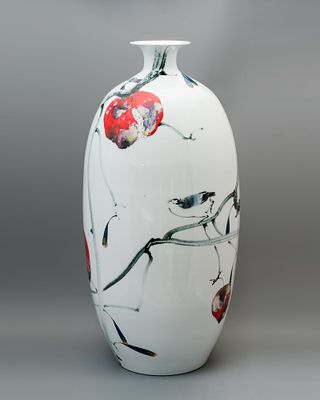 Большая авторская ваза "Майны и гранаты". Мастер: Сюй Бин (1976 г/р). 
Китай, 2020 год. 
Фарфор 