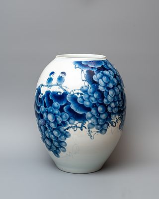 Большая авторская ваза &laquo;Виноград и воробьи&raquo;. Художник-фарфорист: Гу Юэ. 
Китай, 2011 год. 